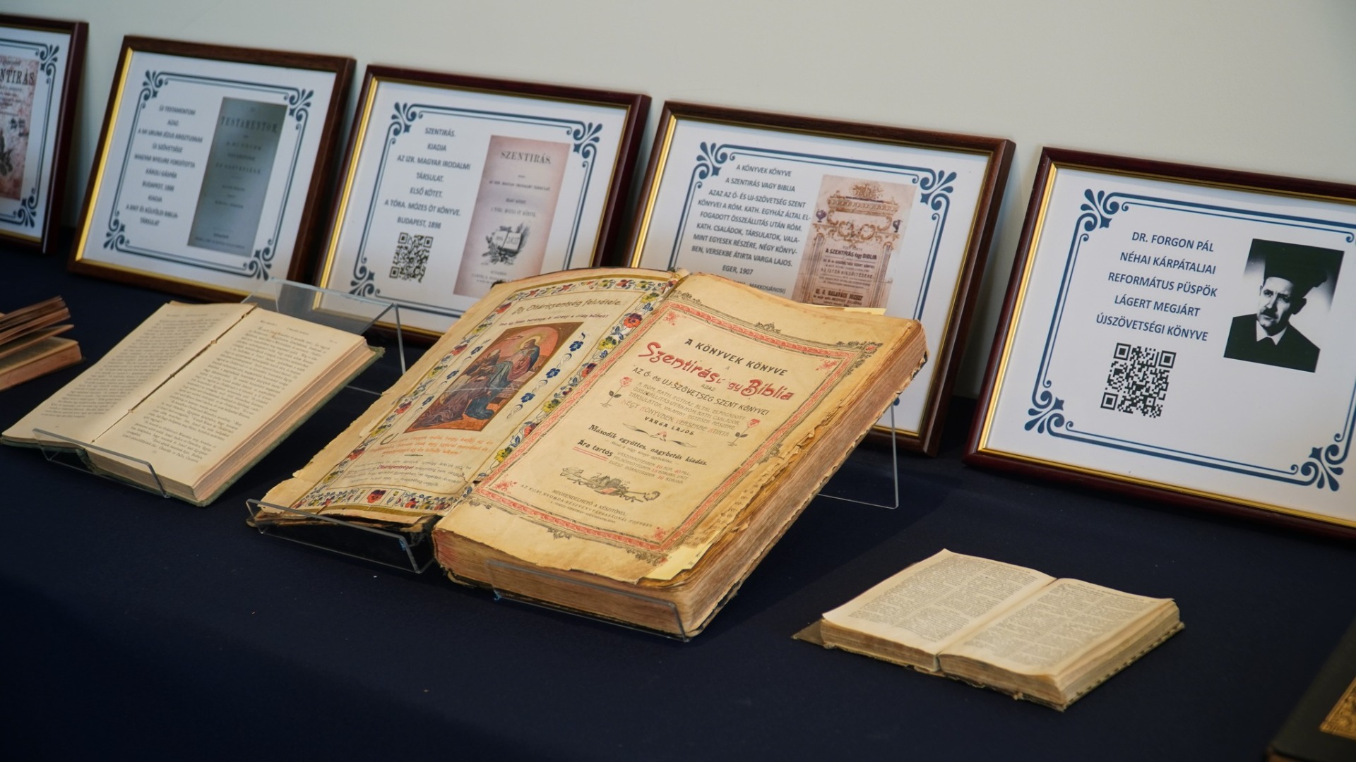Bibliakiállítással egybekötött bibliaolvasás Beregszászban