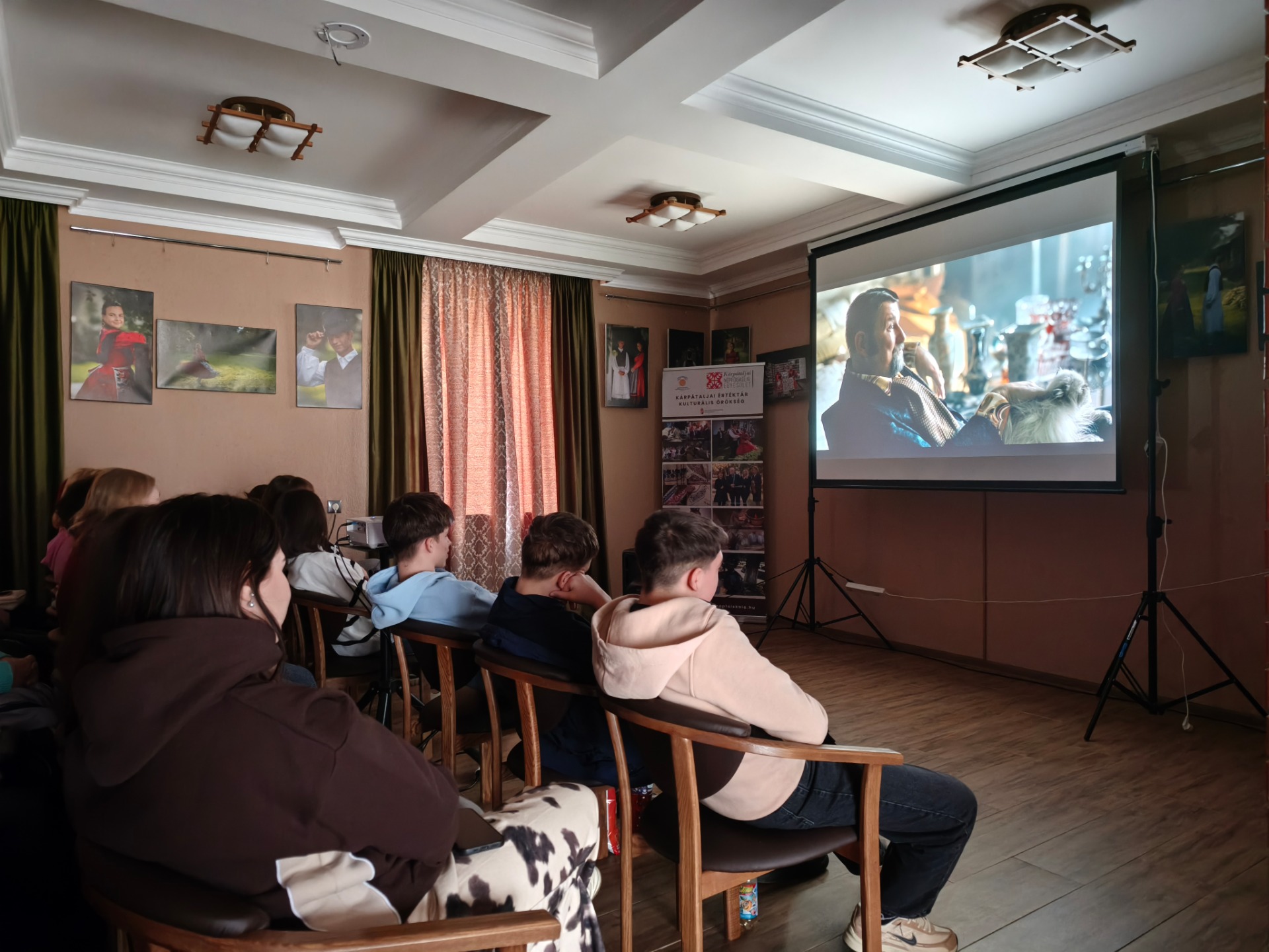 Teltházas premier Szürtén: közösségi élménnyé vált a Magyar menyegző